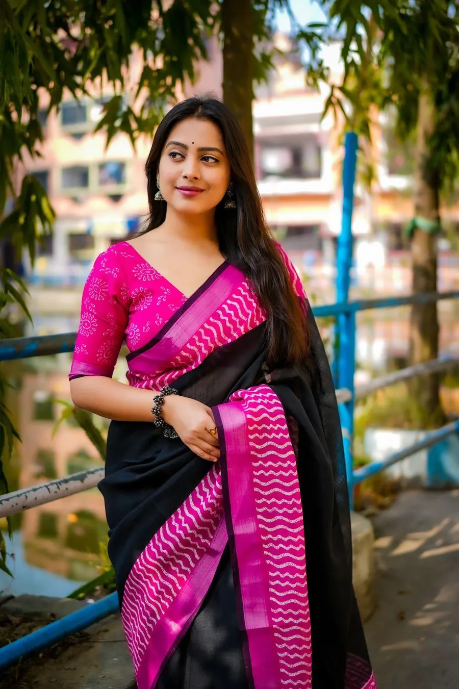 Soft Linen Saree with Pink Contrast Prints & Zari Woven Black Pattu Border